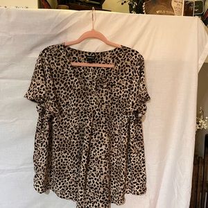 Torrid size 1 (runs large) short sleeve blouse